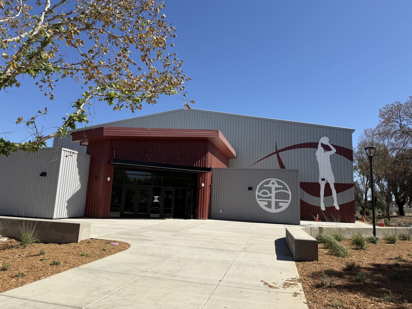 Front entrance of Dream Courts in Pittsburg